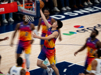 篮球比赛NBA赛场中球员激烈对抗扣篮的精彩瞬间画面